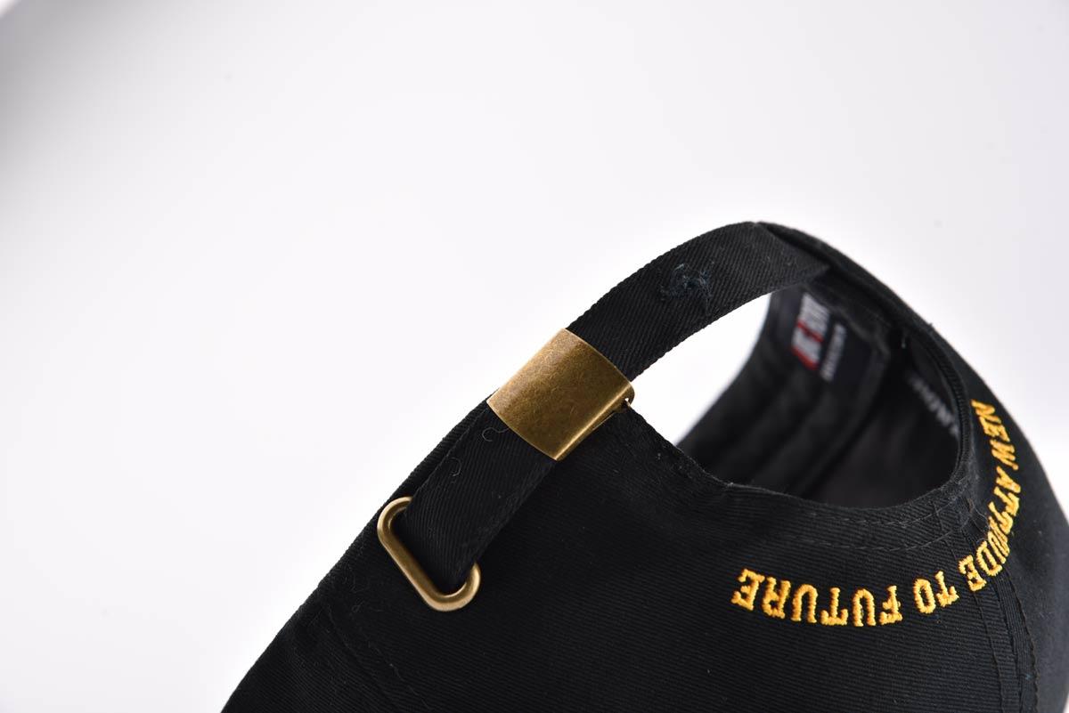 the metal buckle tuck-in closure of the 5 panel baseball hat KN2012251