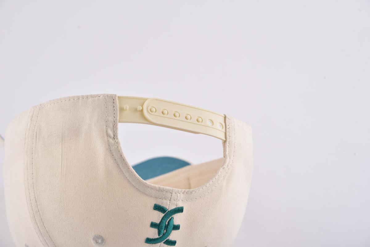 the plastic snap closure on the beige outdoor baseball cap KN2012163