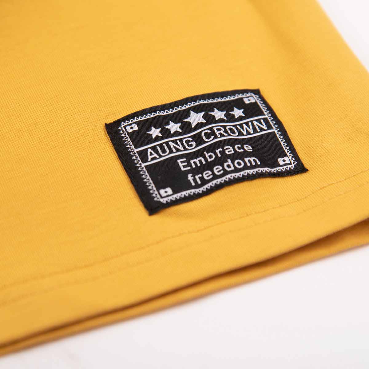 men yellow t shirt with woven label near the hem 20201013-T000584-Ckim